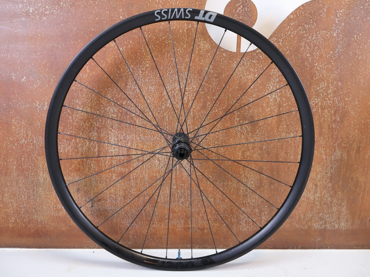 Laufrad/Laufradsatz von Dt Swiss, DT Swiss XRC 1200 Spline 29 Carbon Laufradsatz 25mm vor USEDBIKES-OB.DE Hintergrund