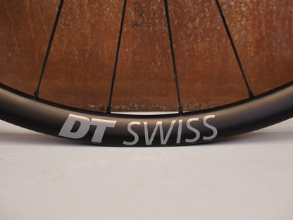 Laufrad/Laufradsatz von Dt Swiss, DT Swiss XRC 1200 Spline 29 Carbon Laufradsatz 25mm vor USEDBIKES-OB.DE Hintergrund