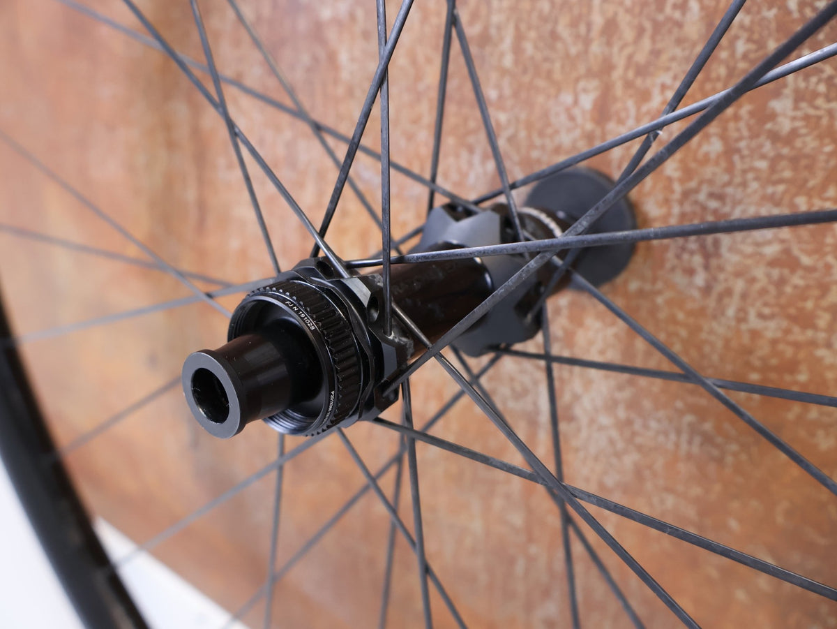 Laufrad/Laufradsatz von Dt Swiss, DT Swiss XRC 1200 Spline 29 Carbon Laufradsatz 25mm vor USEDBIKES-OB.DE Hintergrund