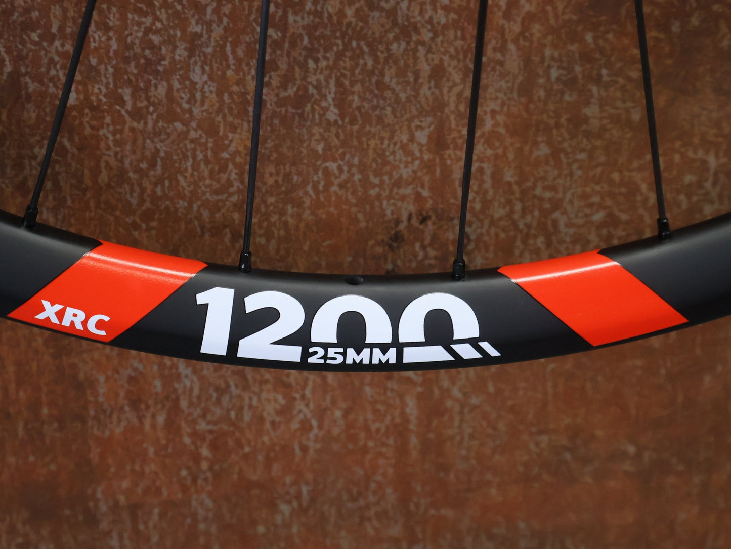 Laufrad/Laufradsatz von Dt Swiss, DT SWISS XRC 1200 SPLINE® TEAM EDITION 25MM LAUFRADSATZ 29 ZOLL vor USEDBIKES - OB.DE Hintergrund