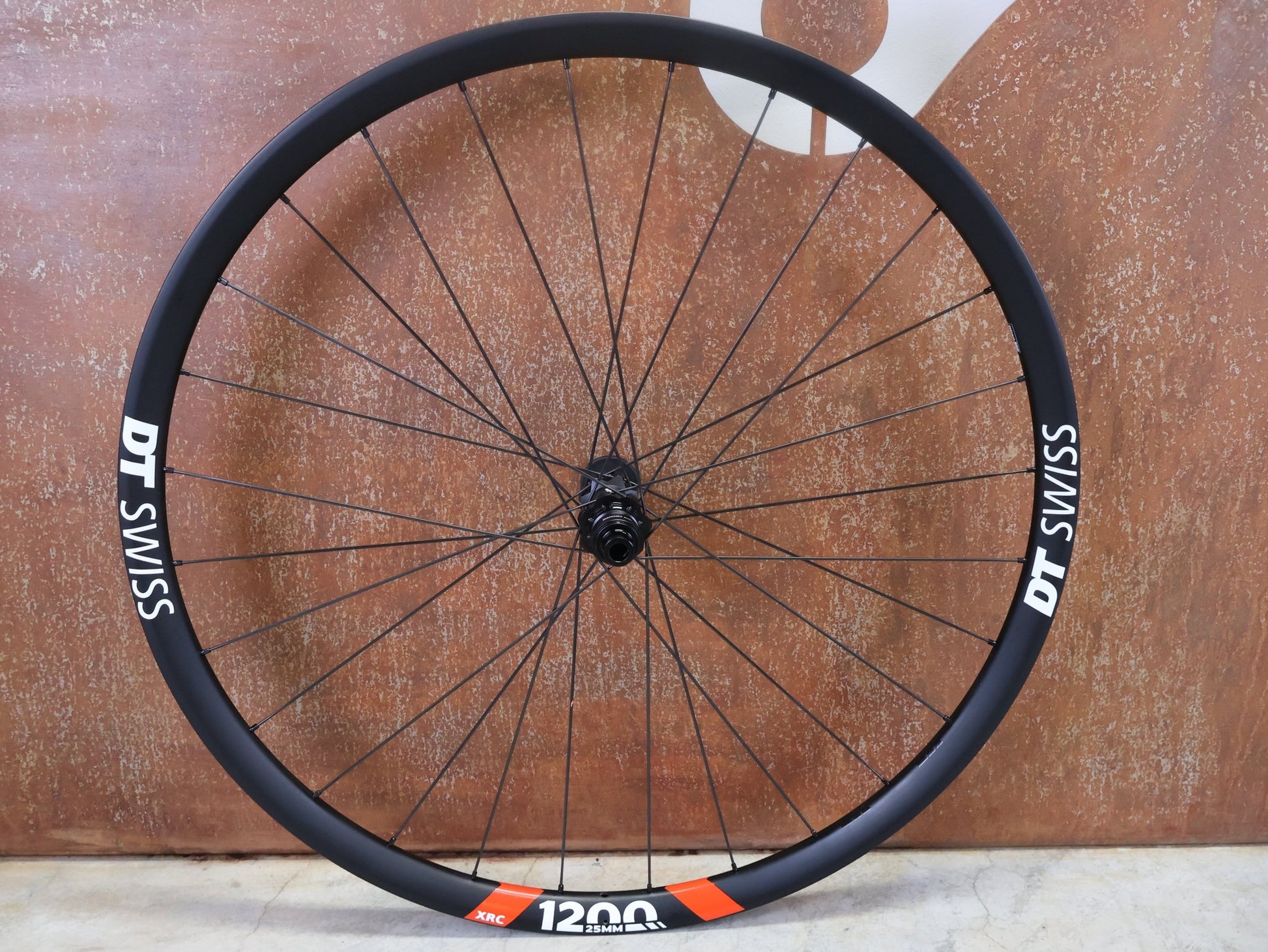 Laufrad/Laufradsatz von Dt Swiss, DT SWISS XRC 1200 SPLINE® TEAM EDITION 25MM LAUFRADSATZ 29 ZOLL vor USEDBIKES - OB.DE Hintergrund