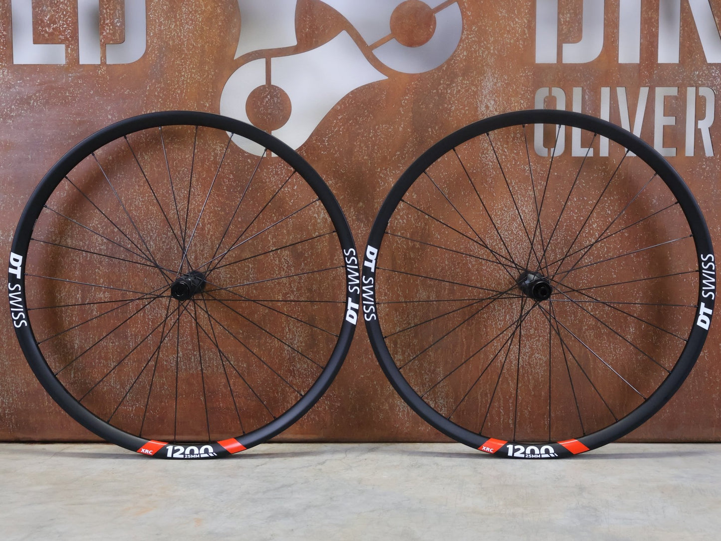 Laufrad/Laufradsatz von Dt Swiss, DT SWISS XRC 1200 SPLINE® TEAM EDITION 25MM LAUFRADSATZ 29 ZOLL vor USEDBIKES - OB.DE Hintergrund