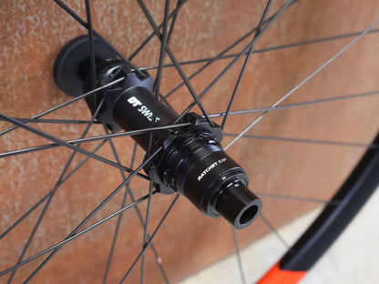 Laufrad/Laufradsatz von Dt Swiss, DT SWISS XRC 1200 SPLINE® TEAM EDITION 25MM LAUFRADSATZ 29 ZOLL vor USEDBIKES - OB.DE Hintergrund