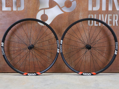 Laufrad/Laufradsatz von Dt Swiss, DT SWISS XRC 1200 SPLINE® TEAM EDITION 25MM LAUFRADSATZ 29 ZOLL vor USEDBIKES - OB.DE Hintergrund