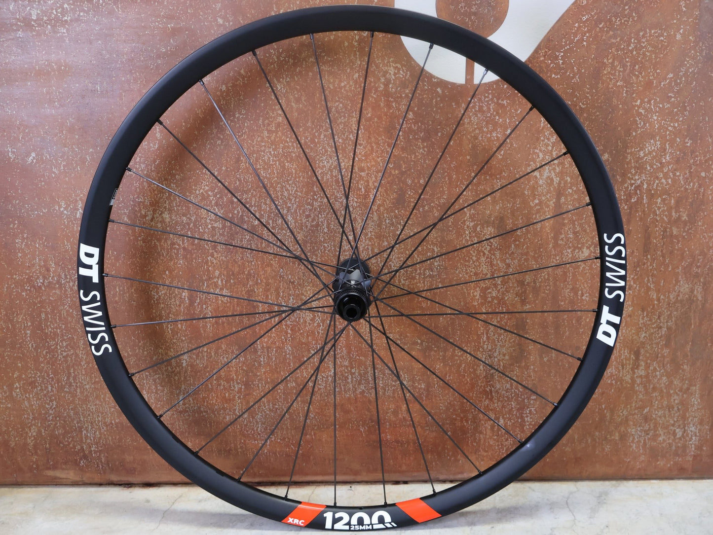 Laufrad/Laufradsatz von Dt Swiss, DT SWISS XRC 1200 SPLINE® TEAM EDITION 25MM LAUFRADSATZ 29 ZOLL vor USEDBIKES - OB.DE Hintergrund