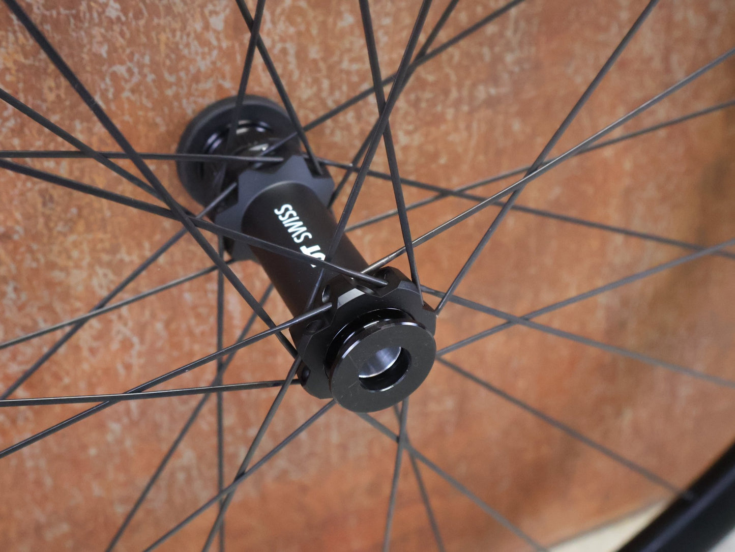 Laufrad/Laufradsatz von Dt Swiss, DT SWISS XRC 1200 SPLINE® TEAM EDITION 25MM LAUFRADSATZ 29 ZOLL vor USEDBIKES - OB.DE Hintergrund