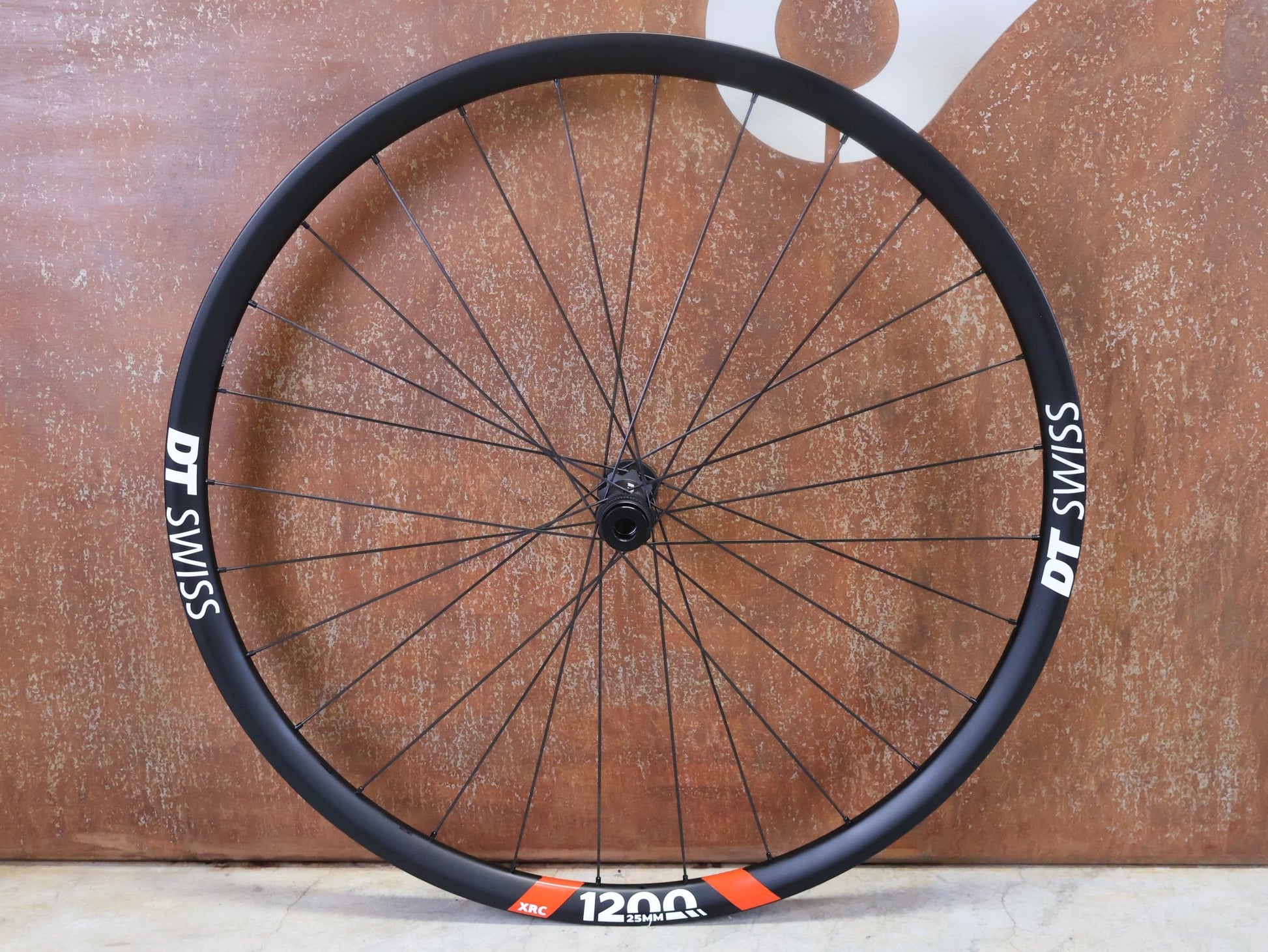 Laufrad/Laufradsatz von Dt Swiss, DT SWISS XRC 1200 SPLINE® TEAM EDITION 25MM LAUFRADSATZ 29 ZOLL vor USEDBIKES - OB.DE Hintergrund