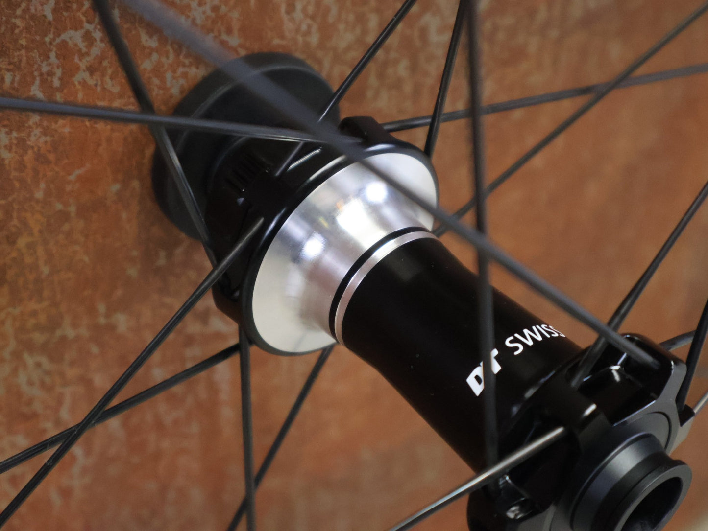 Laufrad/Laufradsatz von Dt Swiss, DT SWISS XRC 1200 SPLINE® TEAM EDITION 30MM LAUFRADSATZ 29 ZOLL vor USEDBIKES - OB.DE Hintergrund