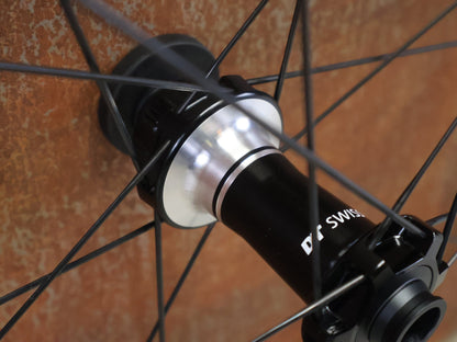 Laufrad/Laufradsatz von Dt Swiss, DT SWISS XRC 1200 SPLINE® TEAM EDITION 30MM LAUFRADSATZ 29 ZOLL vor USEDBIKES - OB.DE Hintergrund