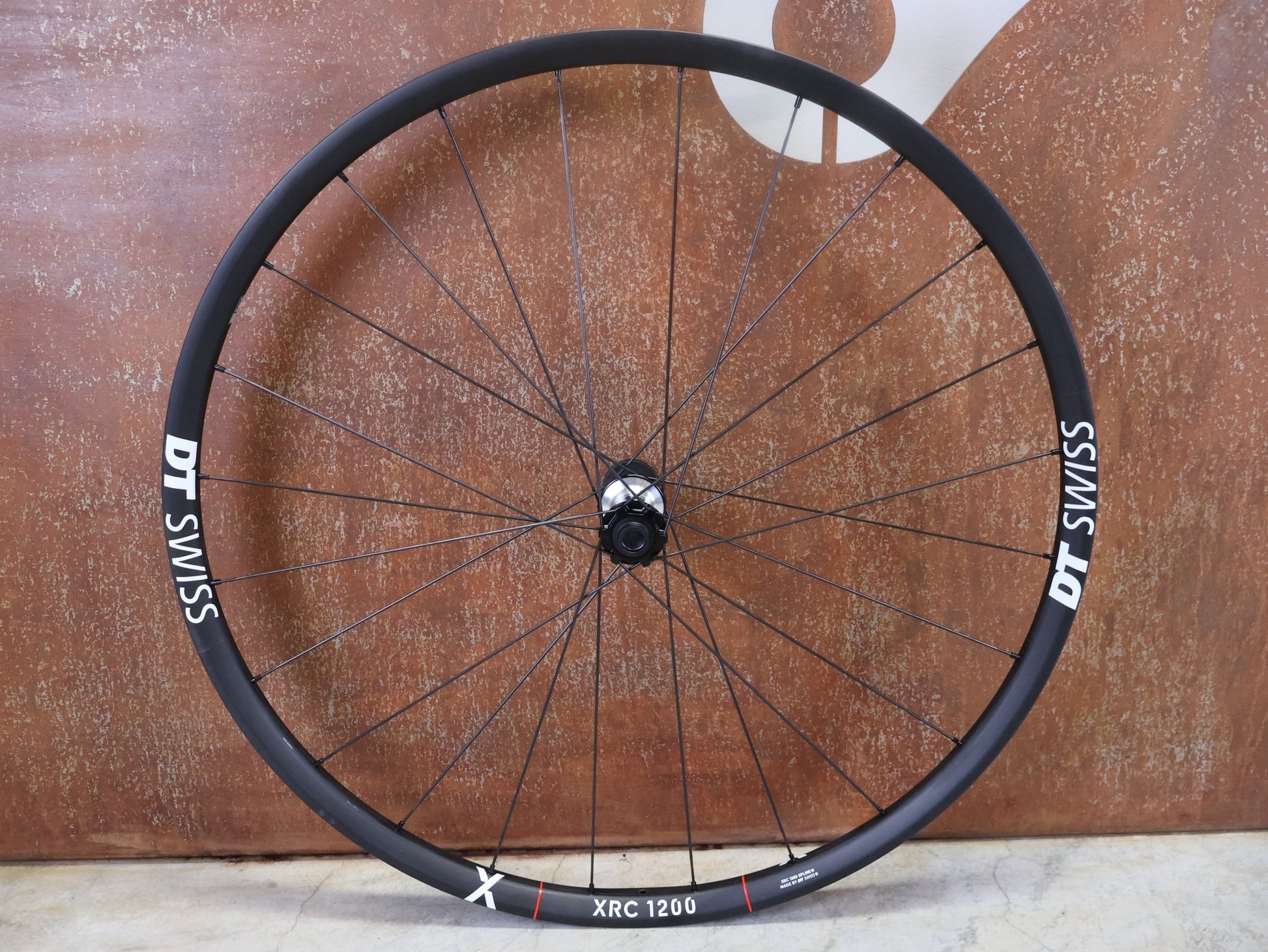 Laufrad/Laufradsatz von Dt Swiss, DT SWISS XRC 1200 SPLINE® TEAM EDITION 30MM LAUFRADSATZ 29 ZOLL vor USEDBIKES - OB.DE Hintergrund