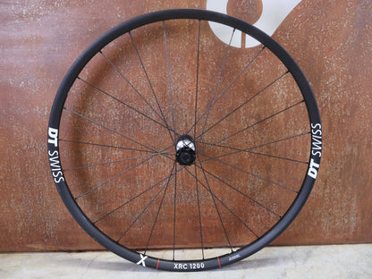 Laufrad/Laufradsatz von Dt Swiss, DT SWISS XRC 1200 SPLINE® TEAM EDITION 30MM LAUFRADSATZ 29 ZOLL vor USEDBIKES - OB.DE Hintergrund