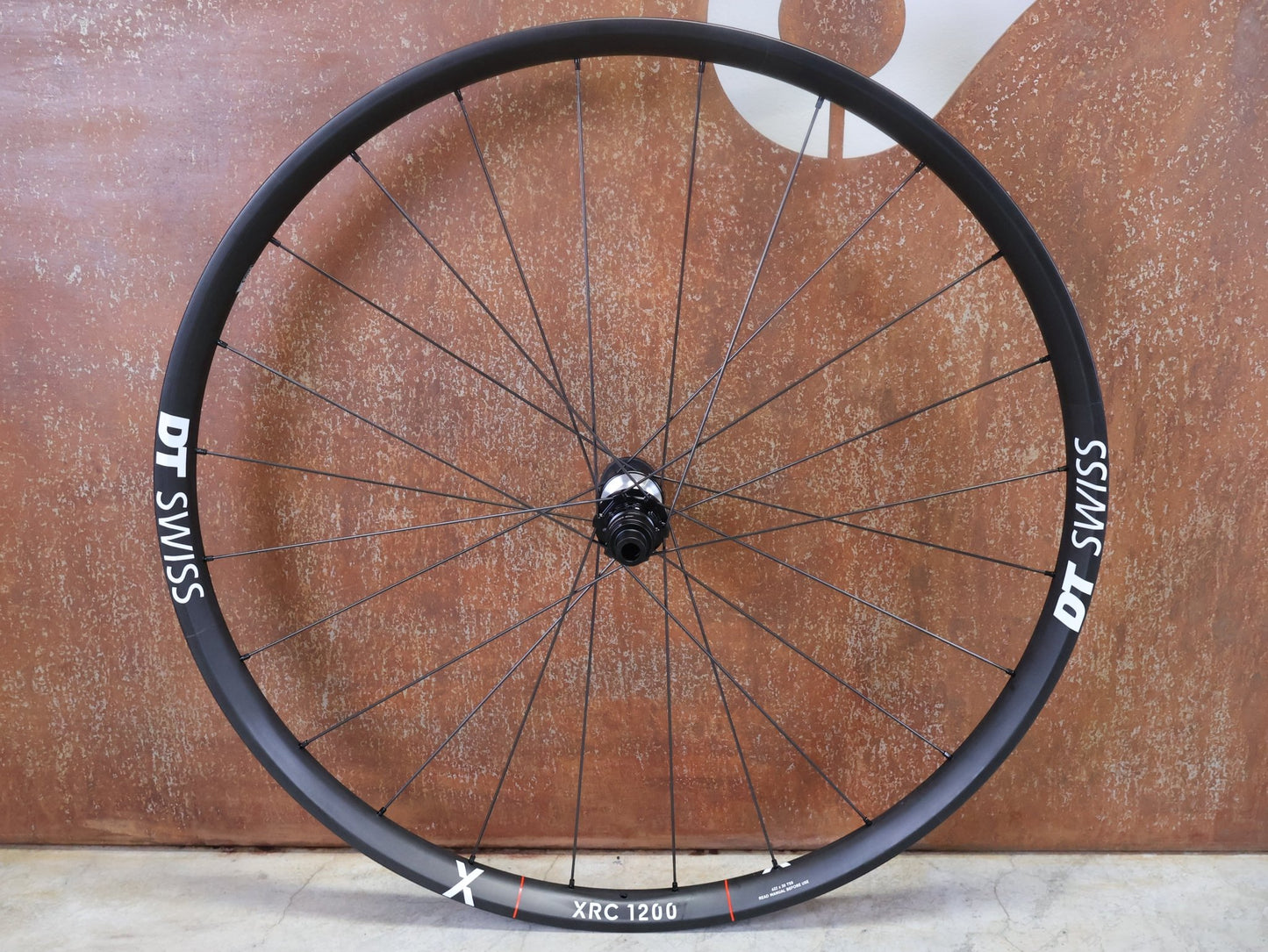 Laufrad/Laufradsatz von Dt Swiss, DT SWISS XRC 1200 SPLINE® TEAM EDITION 30MM LAUFRADSATZ 29 ZOLL vor USEDBIKES - OB.DE Hintergrund