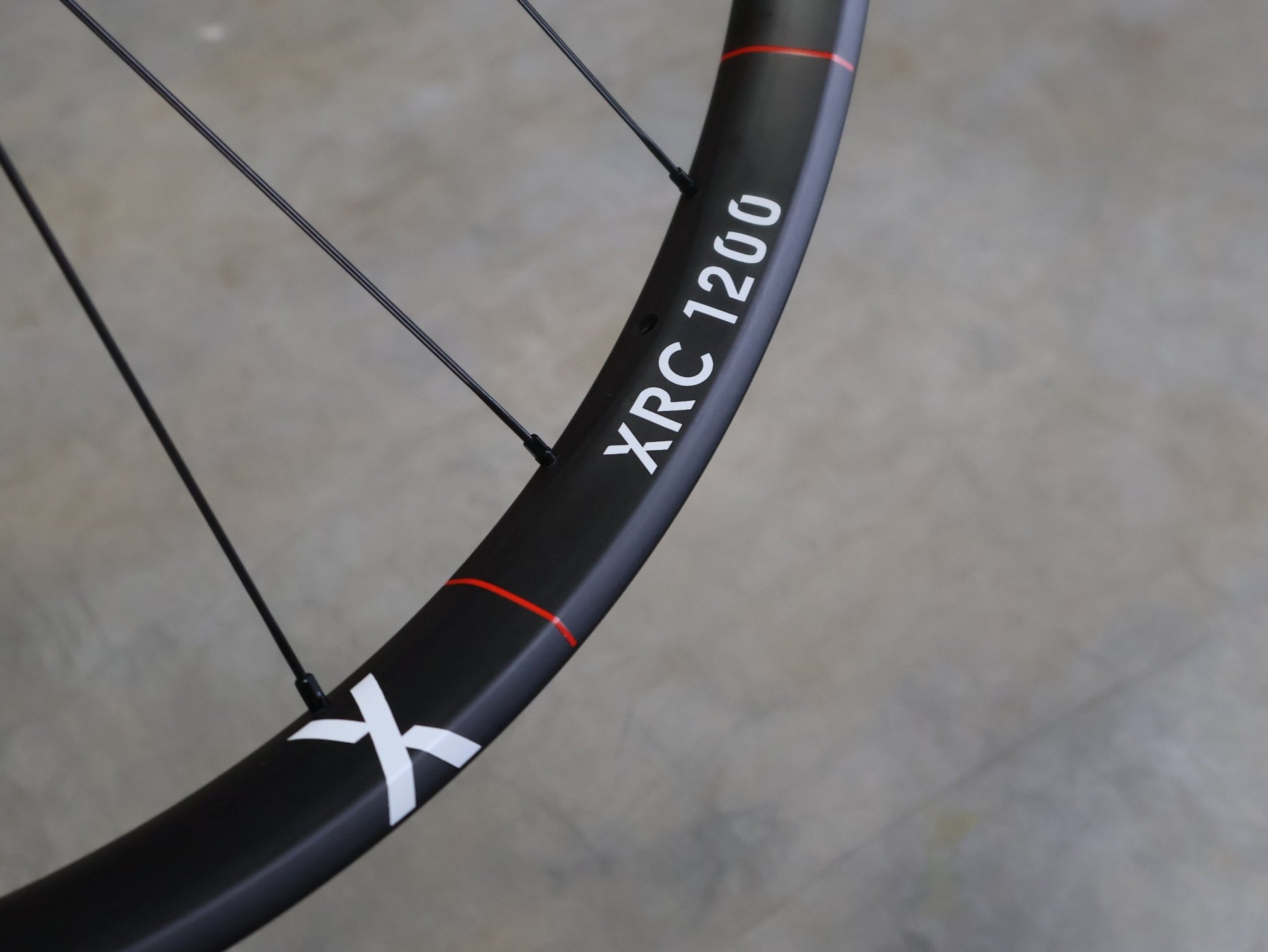 Laufrad/Laufradsatz von Dt Swiss, DT SWISS XRC 1200 SPLINE® TEAM EDITION 30MM LAUFRADSATZ 29 ZOLL vor USEDBIKES - OB.DE Hintergrund