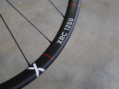 Laufrad/Laufradsatz von Dt Swiss, DT SWISS XRC 1200 SPLINE® TEAM EDITION 30MM LAUFRADSATZ 29 ZOLL vor USEDBIKES - OB.DE Hintergrund