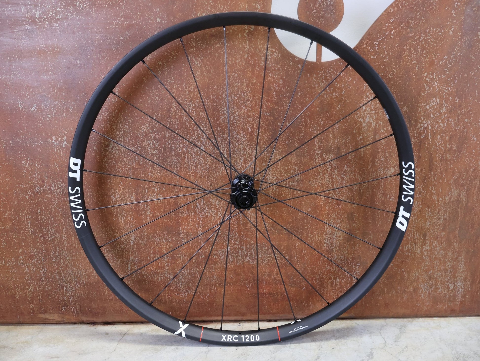 Laufrad/Laufradsatz von Dt Swiss, DT SWISS XRC 1200 SPLINE® TEAM EDITION 30MM LAUFRADSATZ 29 ZOLL vor USEDBIKES - OB.DE Hintergrund