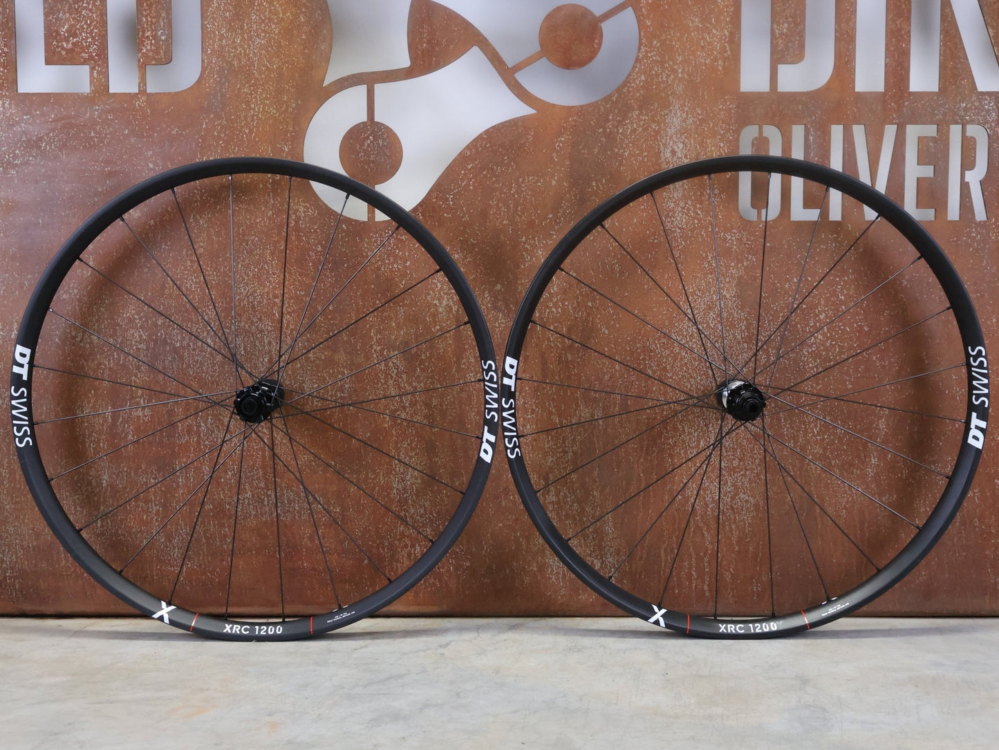 Laufrad/Laufradsatz von Dt Swiss, DT SWISS XRC 1200 SPLINE® TEAM EDITION 30MM LAUFRADSATZ 29 ZOLL vor USEDBIKES - OB.DE Hintergrund