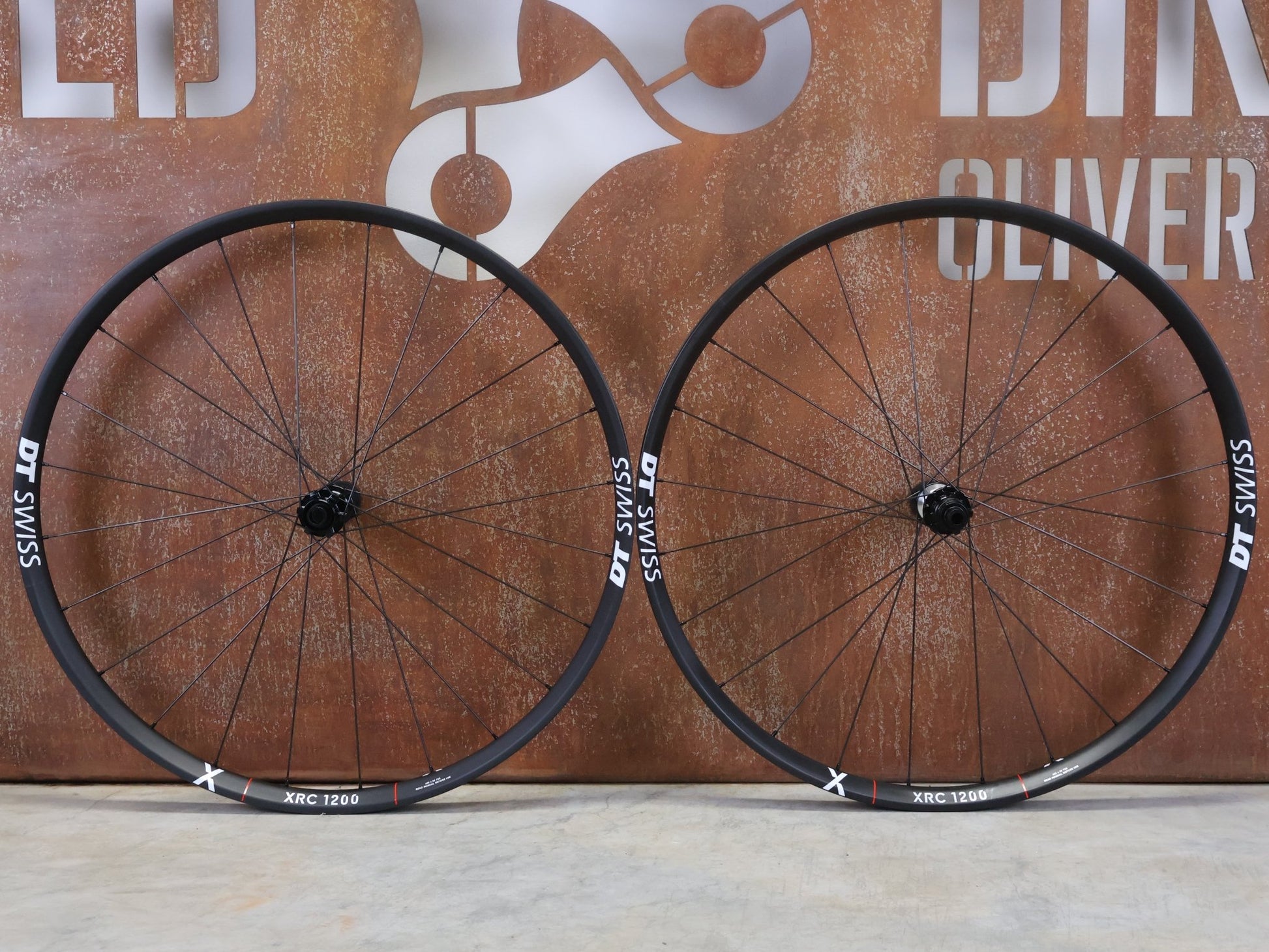 Laufrad/Laufradsatz von Dt Swiss, DT SWISS XRC 1200 SPLINE® TEAM EDITION 30MM LAUFRADSATZ 29 ZOLL vor USEDBIKES - OB.DE Hintergrund