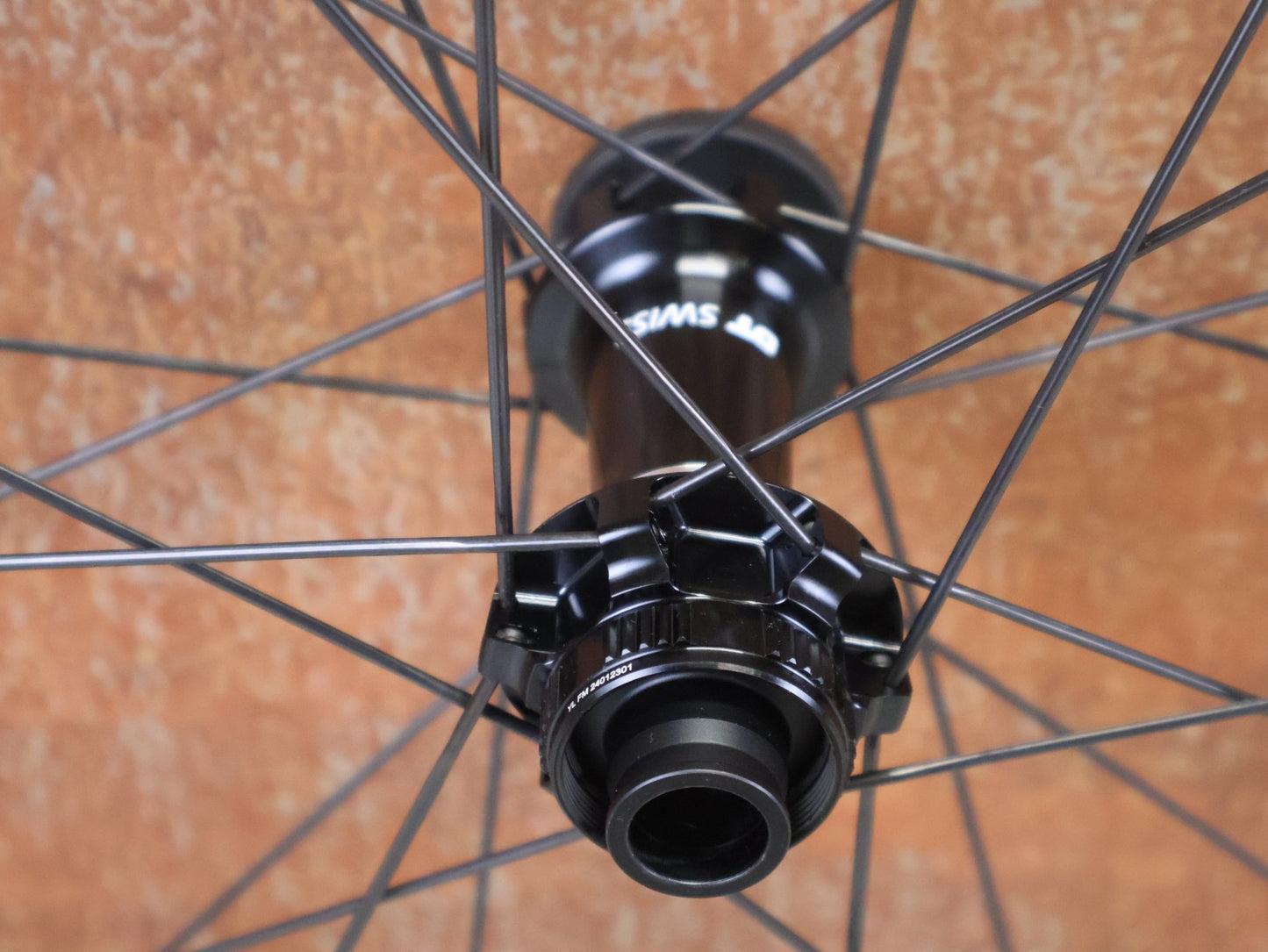 Laufrad/Laufradsatz von Dt Swiss, DT SWISS XRC 1200 SPLINE® TEAM EDITION 30MM LAUFRADSATZ 29 ZOLL vor USEDBIKES - OB.DE Hintergrund