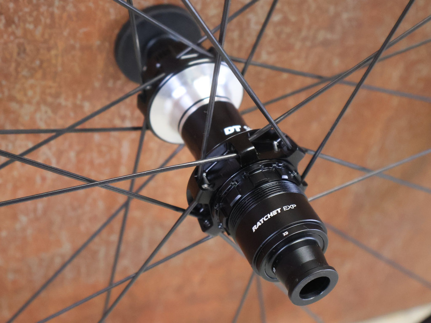 Laufrad/Laufradsatz von Dt Swiss, DT SWISS XRC 1200 SPLINE® TEAM EDITION 30MM LAUFRADSATZ 29 ZOLL vor USEDBIKES - OB.DE Hintergrund