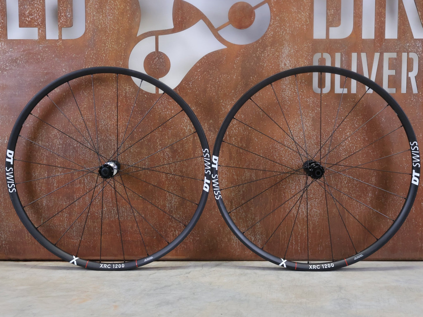 Laufrad/Laufradsatz von Dt Swiss, DT SWISS XRC 1200 SPLINE® TEAM EDITION 30MM LAUFRADSATZ 29 ZOLL vor USEDBIKES - OB.DE Hintergrund