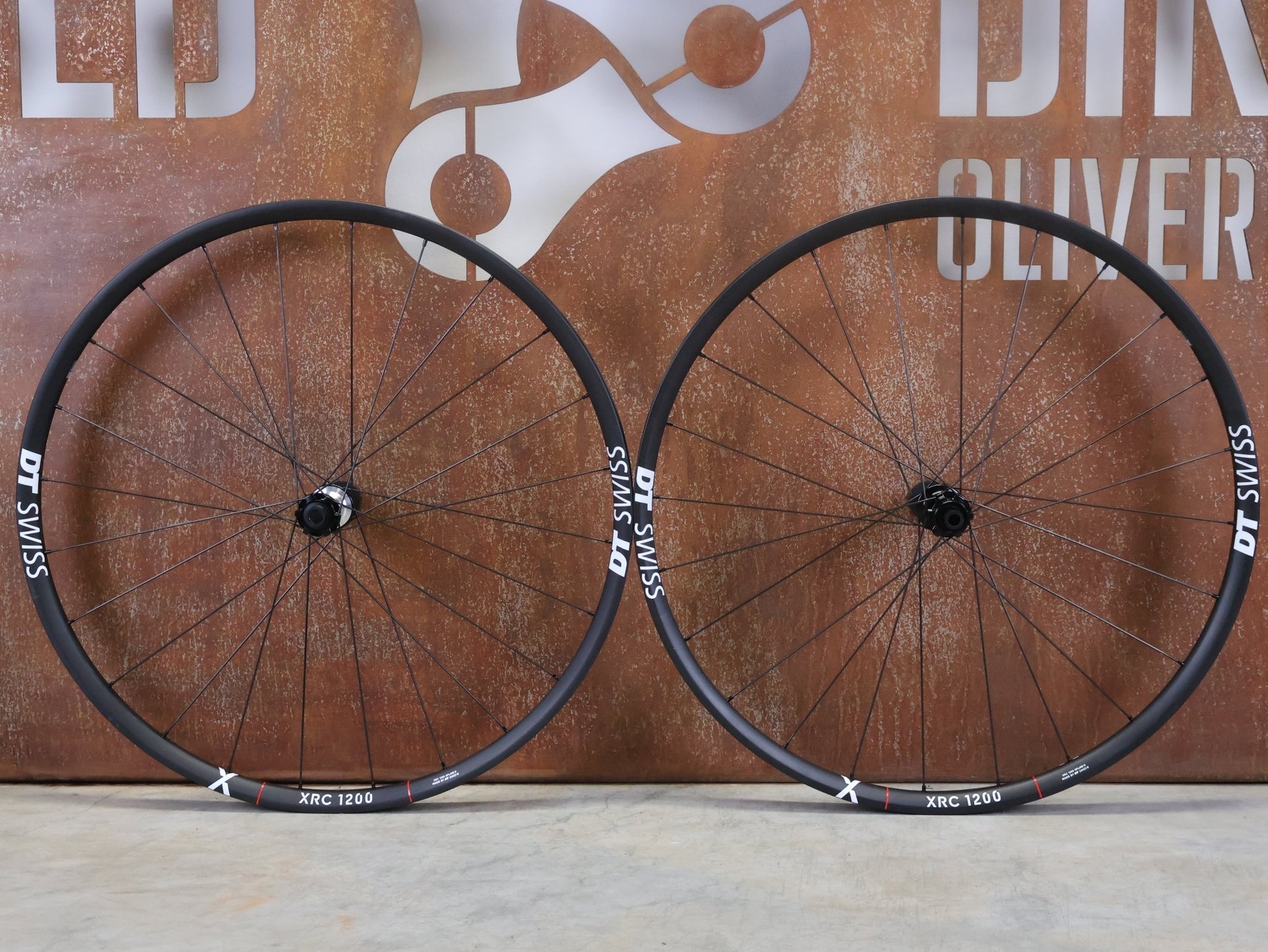 Laufrad/Laufradsatz von Dt Swiss, DT SWISS XRC 1200 SPLINE® TEAM EDITION 30MM LAUFRADSATZ 29 ZOLL vor USEDBIKES - OB.DE Hintergrund