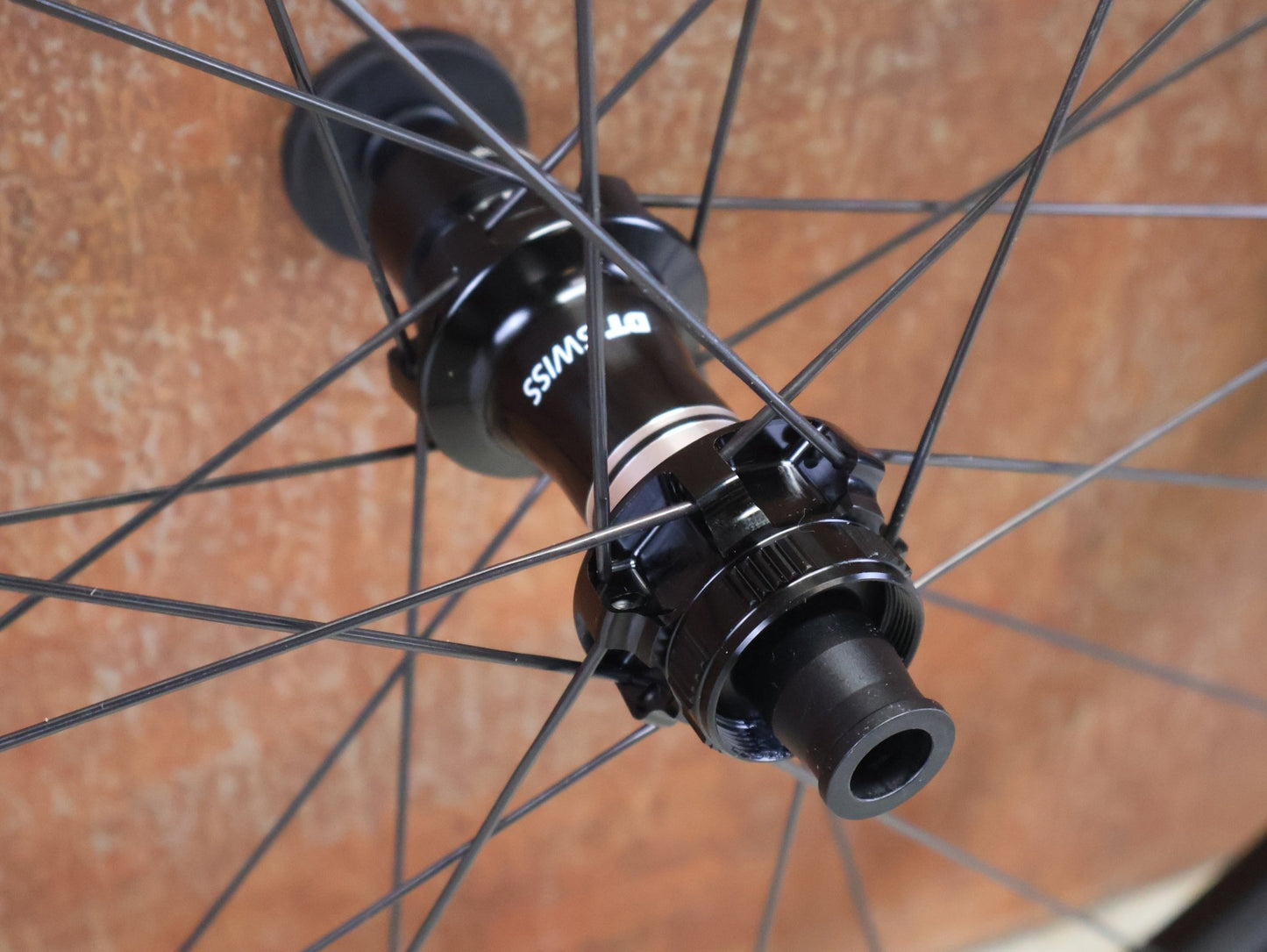 Laufrad/Laufradsatz von Dt Swiss, DT SWISS XRC 1200 SPLINE® TEAM EDITION 30MM LAUFRADSATZ 29 ZOLL vor USEDBIKES - OB.DE Hintergrund