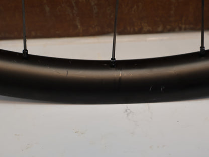 Laufrad/Laufradsatz von Dt Swiss, DT SWISS XRC 1501 SPLINE ONE / 29 ZOLL / CARBON / BOOST / SHIMANO MICRO SPLINE / 1584G vor USEDBIKES-OB.DE Hintergrund