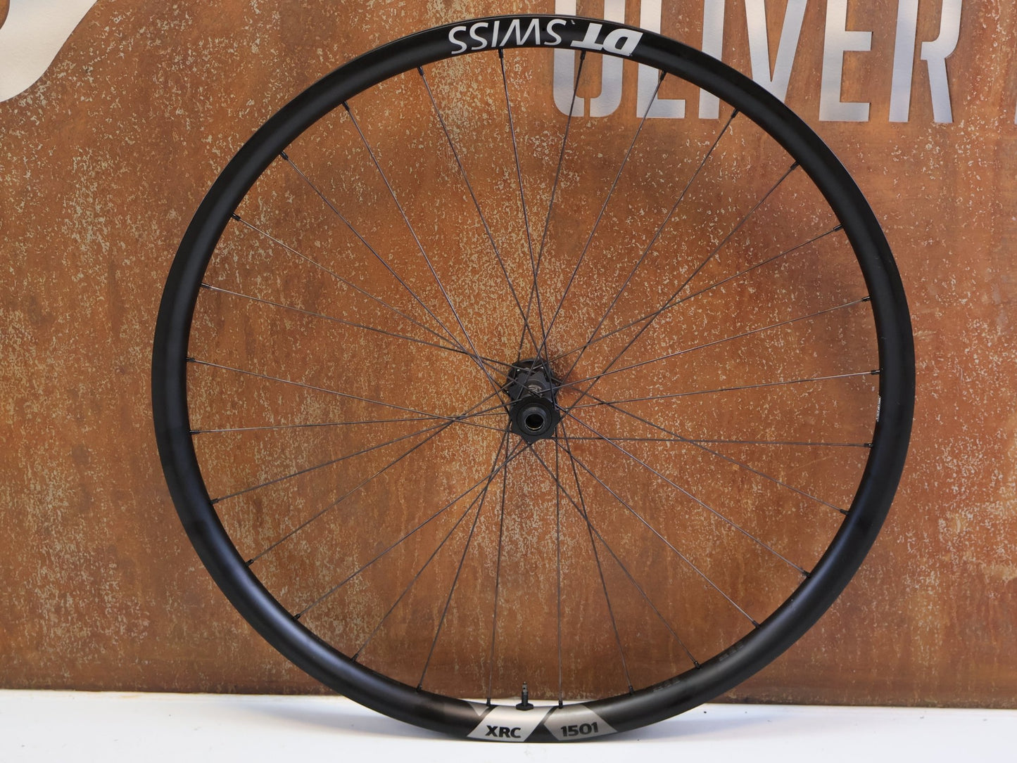 Laufrad/Laufradsatz von Dt Swiss, DT SWISS XRC 1501 SPLINE ONE / 29 ZOLL / CARBON / BOOST / SHIMANO MICRO SPLINE / 1584G vor USEDBIKES-OB.DE Hintergrund