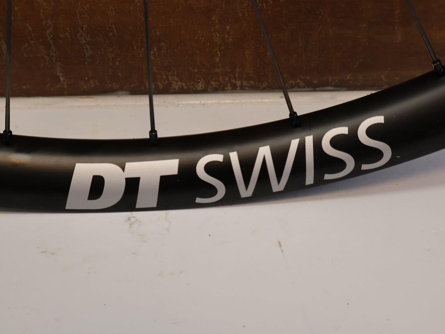 Laufrad/Laufradsatz von Dt Swiss, DT SWISS XRC 1501 SPLINE ONE / 29 ZOLL / CARBON / BOOST / SHIMANO MICRO SPLINE / 1584G vor USEDBIKES-OB.DE Hintergrund