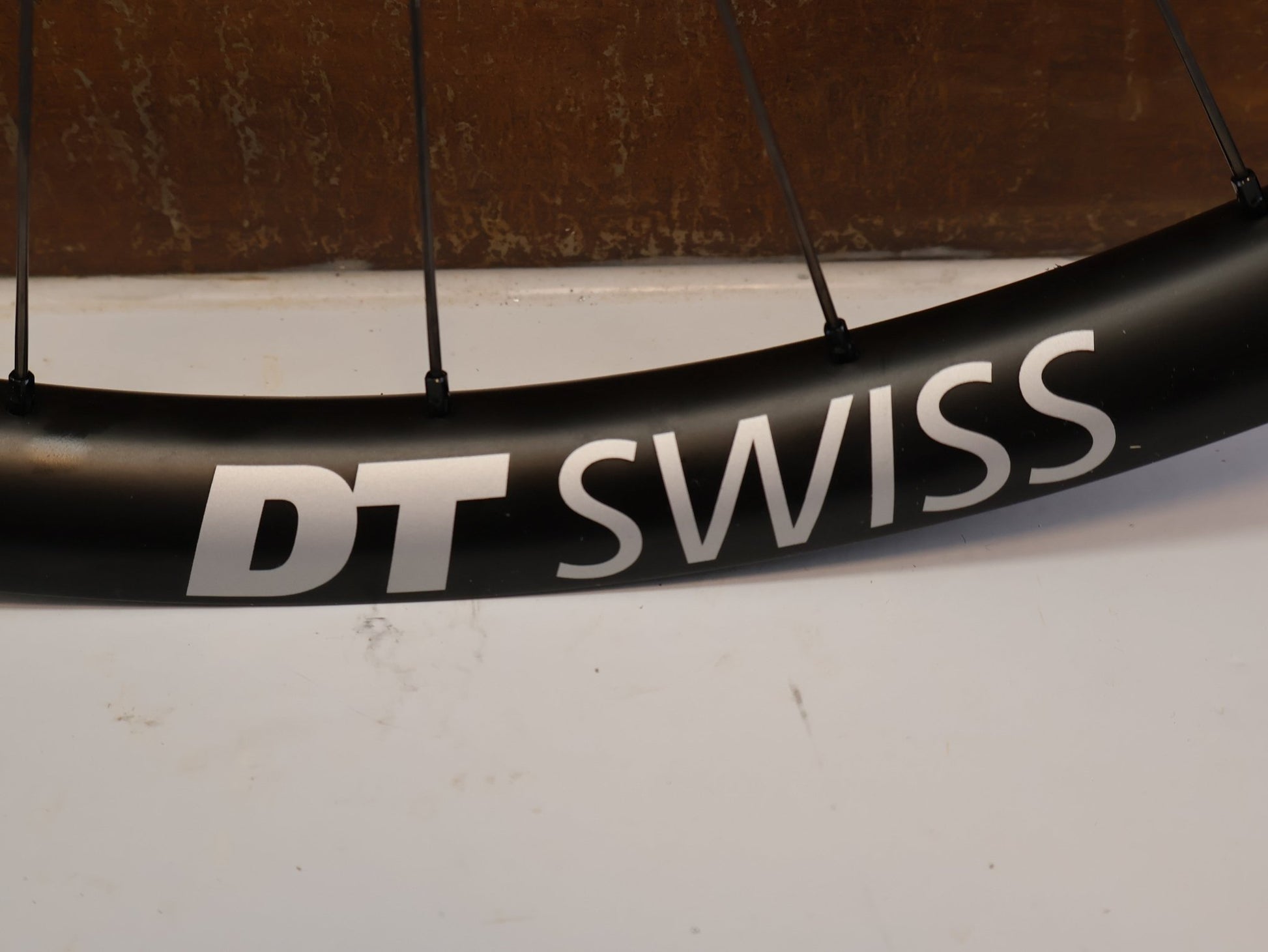 Laufrad/Laufradsatz von Dt Swiss, DT SWISS XRC 1501 SPLINE ONE / 29 ZOLL / CARBON / BOOST / SHIMANO MICRO SPLINE / 1584G vor USEDBIKES-OB.DE Hintergrund