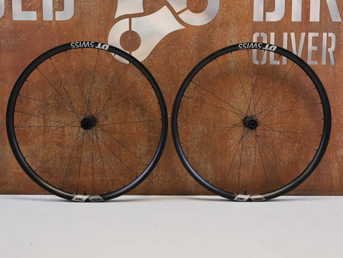 Laufrad/Laufradsatz von Dt Swiss, DT SWISS XRC 1501 SPLINE ONE / 29 ZOLL / CARBON / BOOST / SHIMANO MICRO SPLINE / 1584G vor USEDBIKES-OB.DE Hintergrund