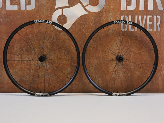 Laufrad/Laufradsatz von Dt Swiss, DT SWISS XRC 1501 SPLINE ONE / 29 ZOLL / CARBON / BOOST / SHIMANO MICRO SPLINE / 1584G vor USEDBIKES-OB.DE Hintergrund
