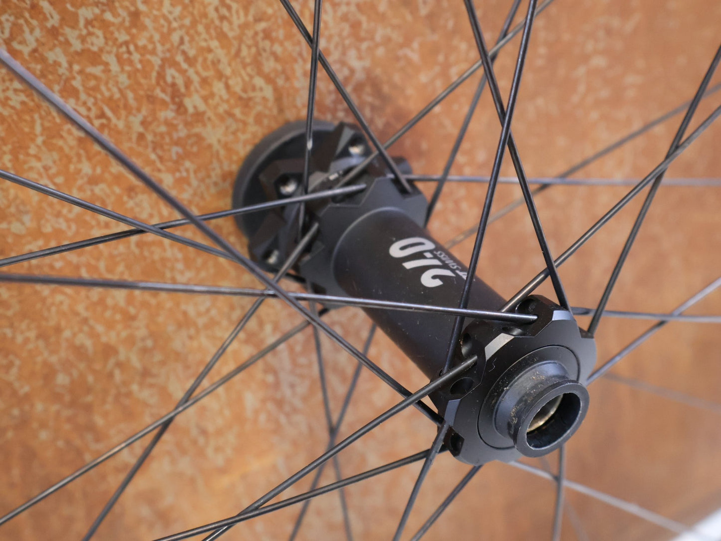 Laufrad/Laufradsatz von Dt Swiss, DT SWISS XRC 1501 SPLINE ONE / 29 ZOLL / CARBON / BOOST / SHIMANO MICRO SPLINE / 1584G vor USEDBIKES-OB.DE Hintergrund