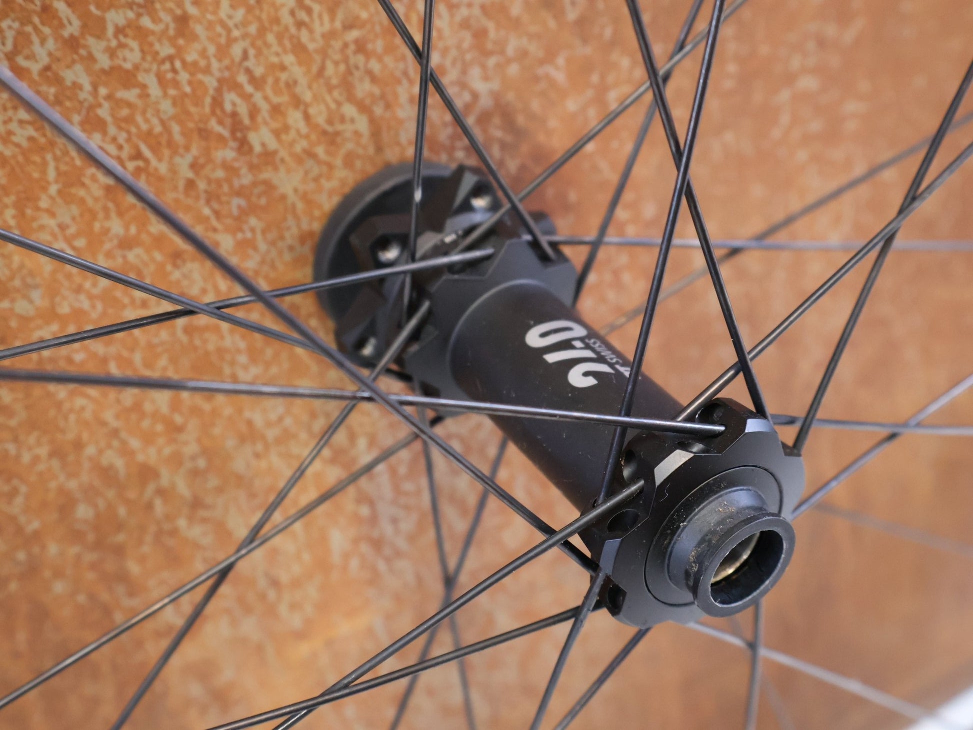 Laufrad/Laufradsatz von Dt Swiss, DT SWISS XRC 1501 SPLINE ONE / 29 ZOLL / CARBON / BOOST / SHIMANO MICRO SPLINE / 1584G vor USEDBIKES-OB.DE Hintergrund