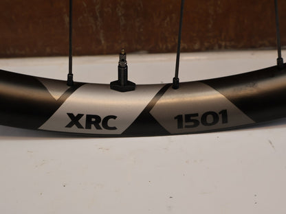 Laufrad/Laufradsatz von Dt Swiss, DT SWISS XRC 1501 SPLINE ONE / 29 ZOLL / CARBON / BOOST / SHIMANO MICRO SPLINE / 1584G vor USEDBIKES-OB.DE Hintergrund
