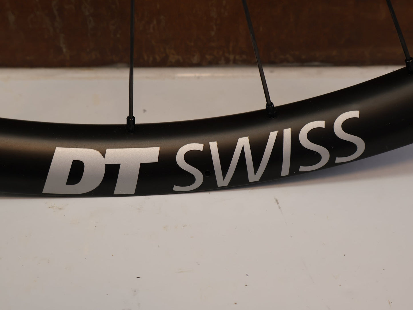 Laufrad/Laufradsatz von Dt Swiss, DT SWISS XRC 1501 SPLINE ONE / 29 ZOLL / CARBON / BOOST / SHIMANO MICRO SPLINE / 1584G vor USEDBIKES-OB.DE Hintergrund