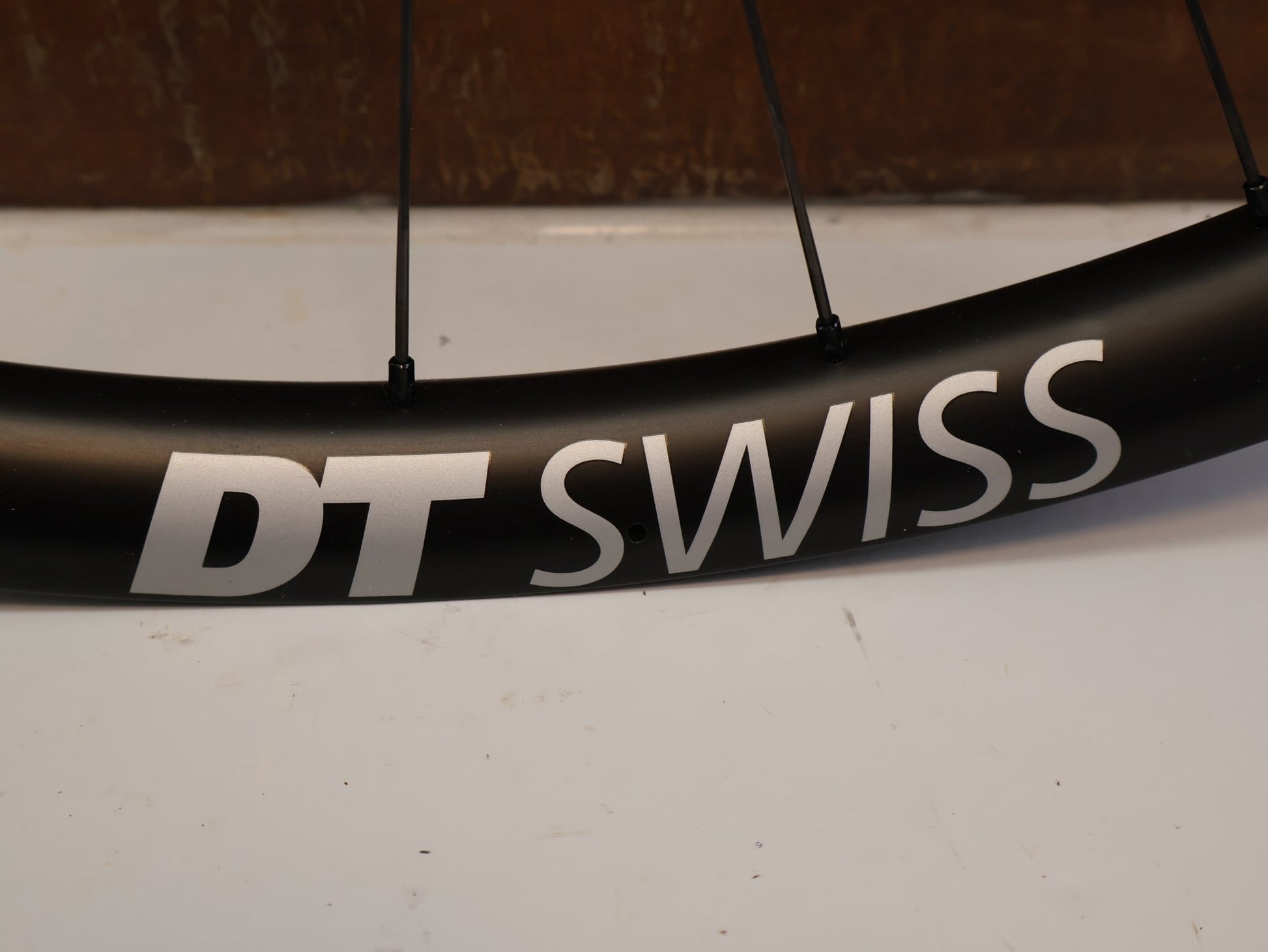 Laufrad/Laufradsatz von Dt Swiss, DT SWISS XRC 1501 SPLINE ONE / 29 ZOLL / CARBON / BOOST / SHIMANO MICRO SPLINE / 1584G vor USEDBIKES-OB.DE Hintergrund
