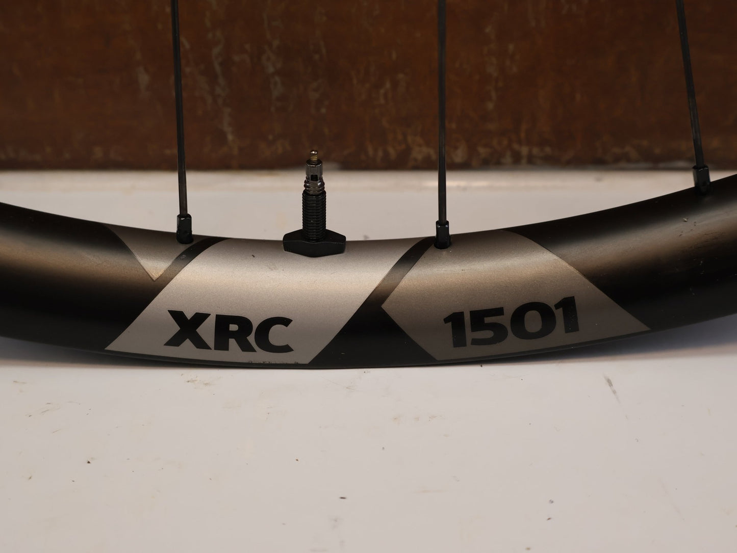 Laufrad/Laufradsatz von Dt Swiss, DT SWISS XRC 1501 SPLINE ONE / 29 ZOLL / CARBON / BOOST / SHIMANO MICRO SPLINE / 1584G vor USEDBIKES-OB.DE Hintergrund