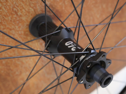 Laufrad/Laufradsatz von Dt Swiss, DT SWISS XRC 1501 SPLINE ONE / 29 ZOLL / CARBON / BOOST / SHIMANO MICRO SPLINE / 1584G vor USEDBIKES-OB.DE Hintergrund