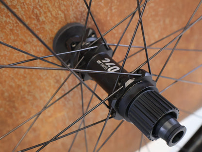 Laufrad/Laufradsatz von Dt Swiss, DT SWISS XRC 1501 SPLINE ONE / 29 ZOLL / CARBON / BOOST / SHIMANO MICRO SPLINE / 1584G vor USEDBIKES-OB.DE Hintergrund