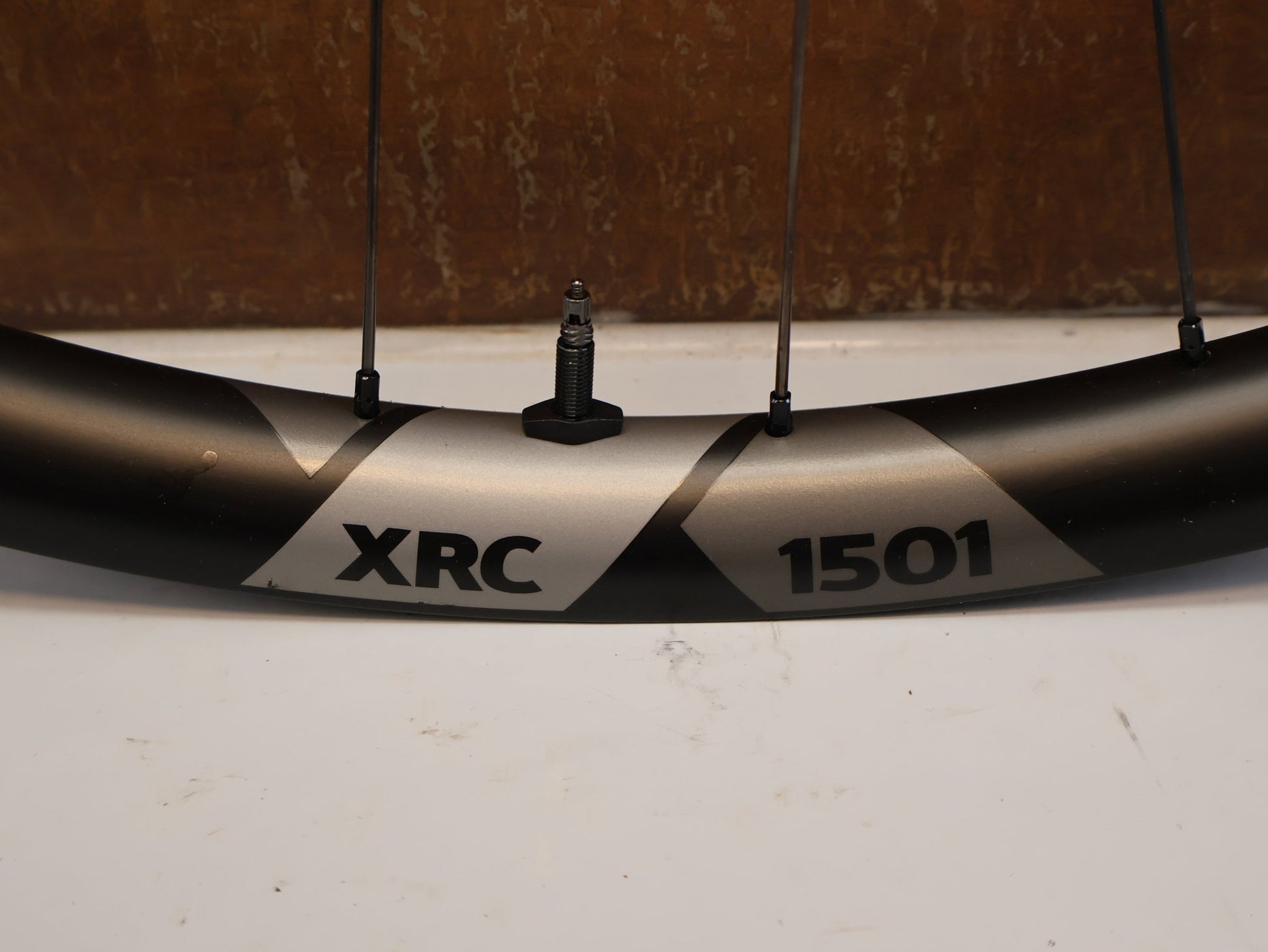 Laufrad/Laufradsatz von Dt Swiss, DT SWISS XRC 1501 SPLINE ONE / 29 ZOLL / CARBON / BOOST / SHIMANO MICRO SPLINE / 1584G vor USEDBIKES-OB.DE Hintergrund