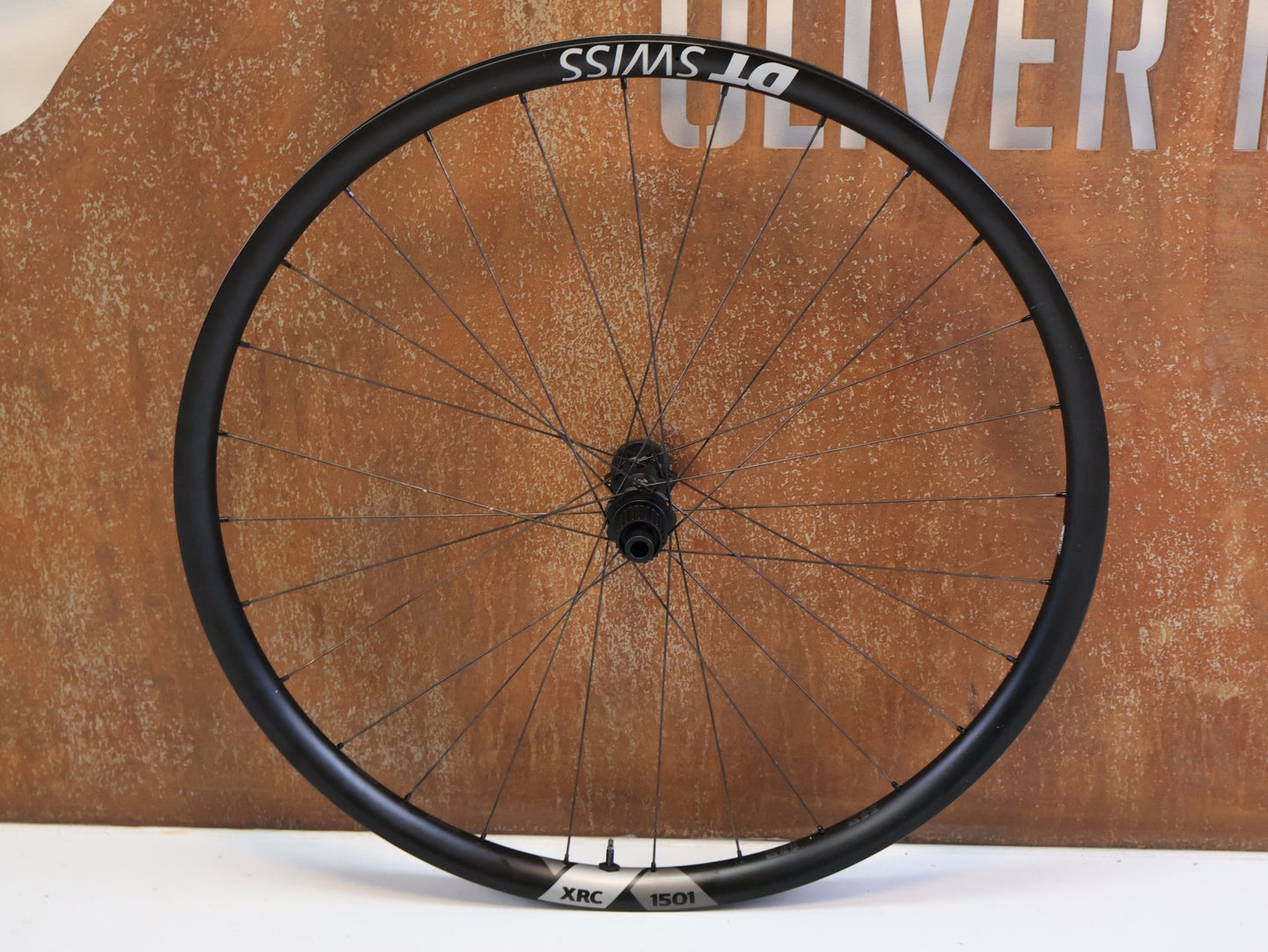 Laufrad/Laufradsatz von Dt Swiss, DT SWISS XRC 1501 SPLINE ONE / 29 ZOLL / CARBON / BOOST / SHIMANO MICRO SPLINE / 1584G vor USEDBIKES-OB.DE Hintergrund
