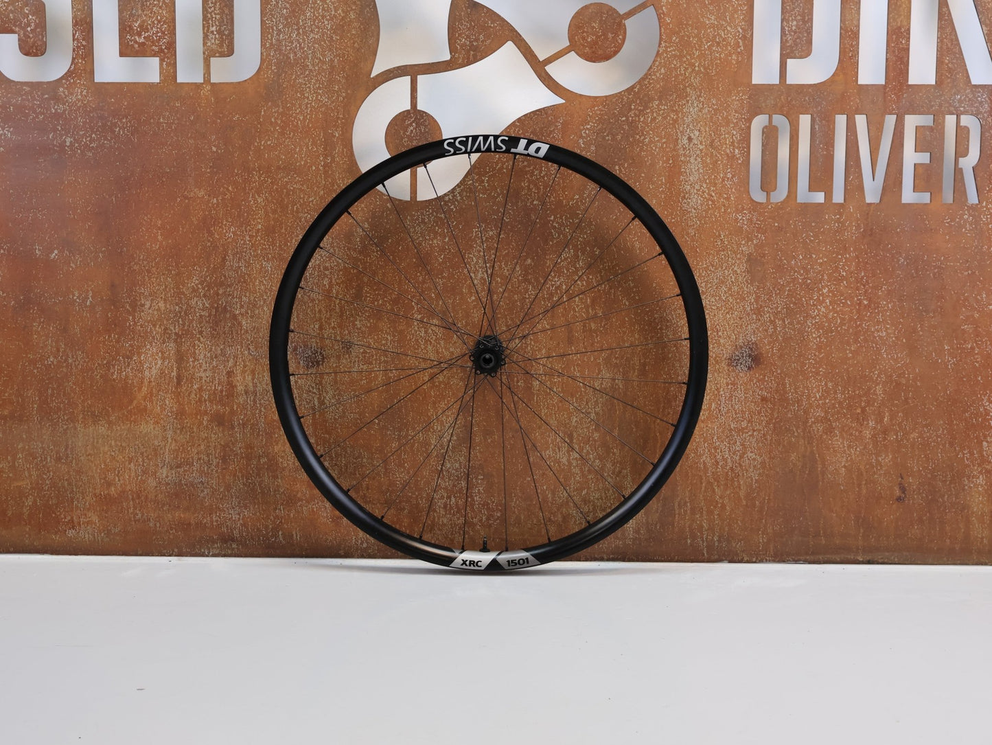 Laufrad/Laufradsatz von Dt Swiss, DT SWISS XRC 1501 SPLINE ONE / 29 ZOLL / CARBON / BOOST / SRAM XD / 1584G vor USEDBIKES - OB.DE Hintergrund