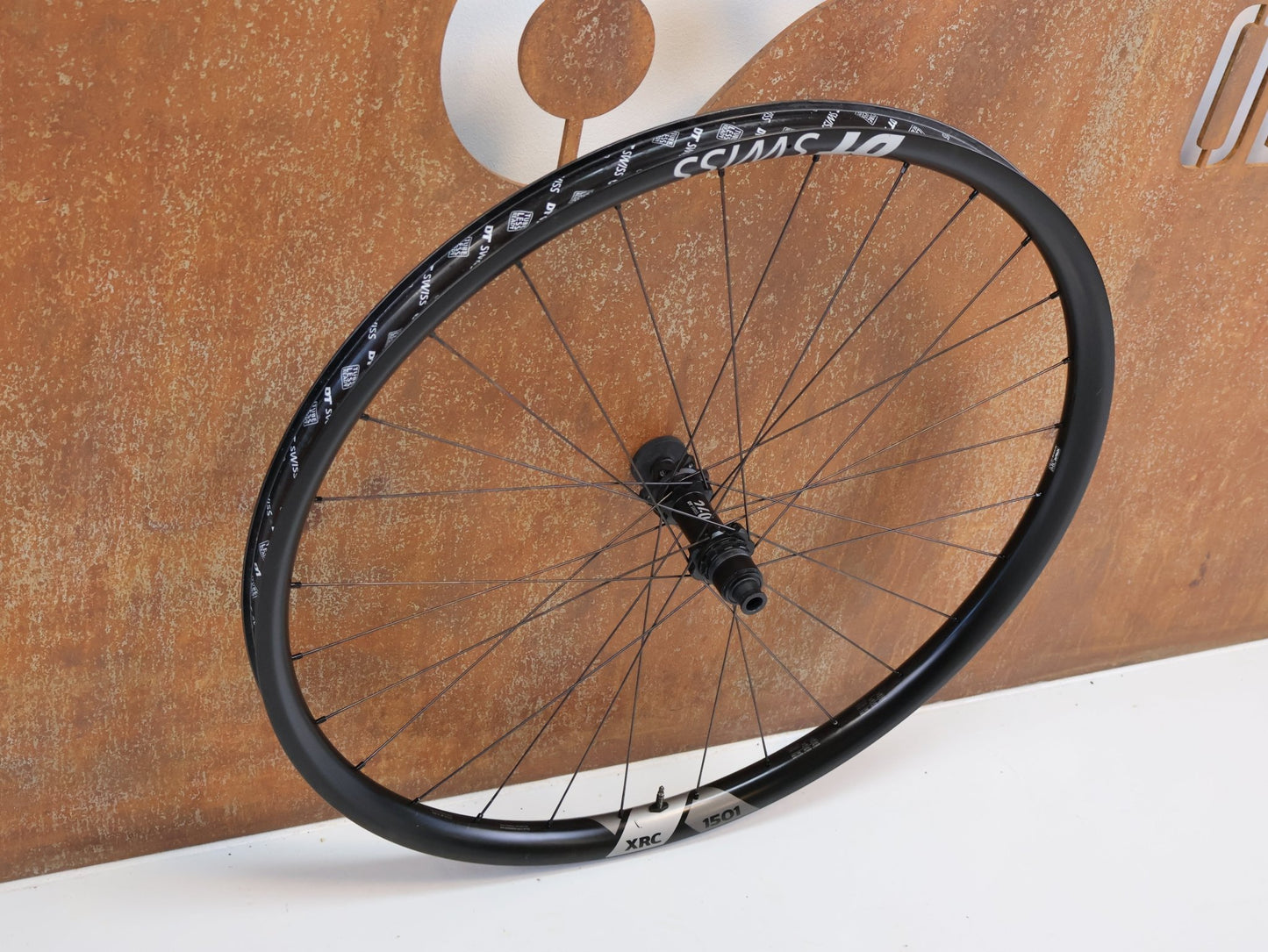 Laufrad/Laufradsatz von Dt Swiss, DT SWISS XRC 1501 SPLINE ONE / 29 ZOLL / CARBON / BOOST / SRAM XD / 1584G vor USEDBIKES - OB.DE Hintergrund