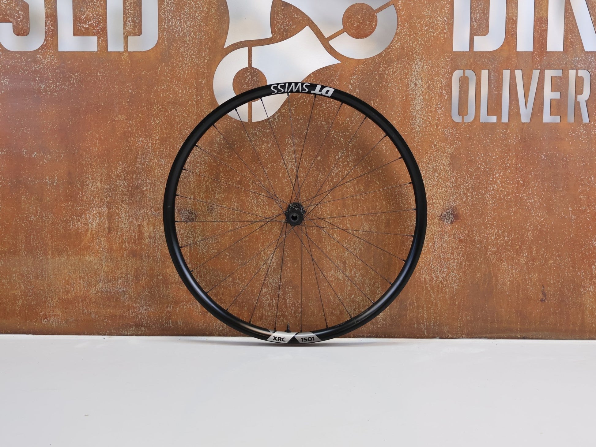 Laufrad/Laufradsatz von Dt Swiss, DT SWISS XRC 1501 SPLINE ONE / 29 ZOLL / CARBON / BOOST / SRAM XD / 1584G vor USEDBIKES - OB.DE Hintergrund