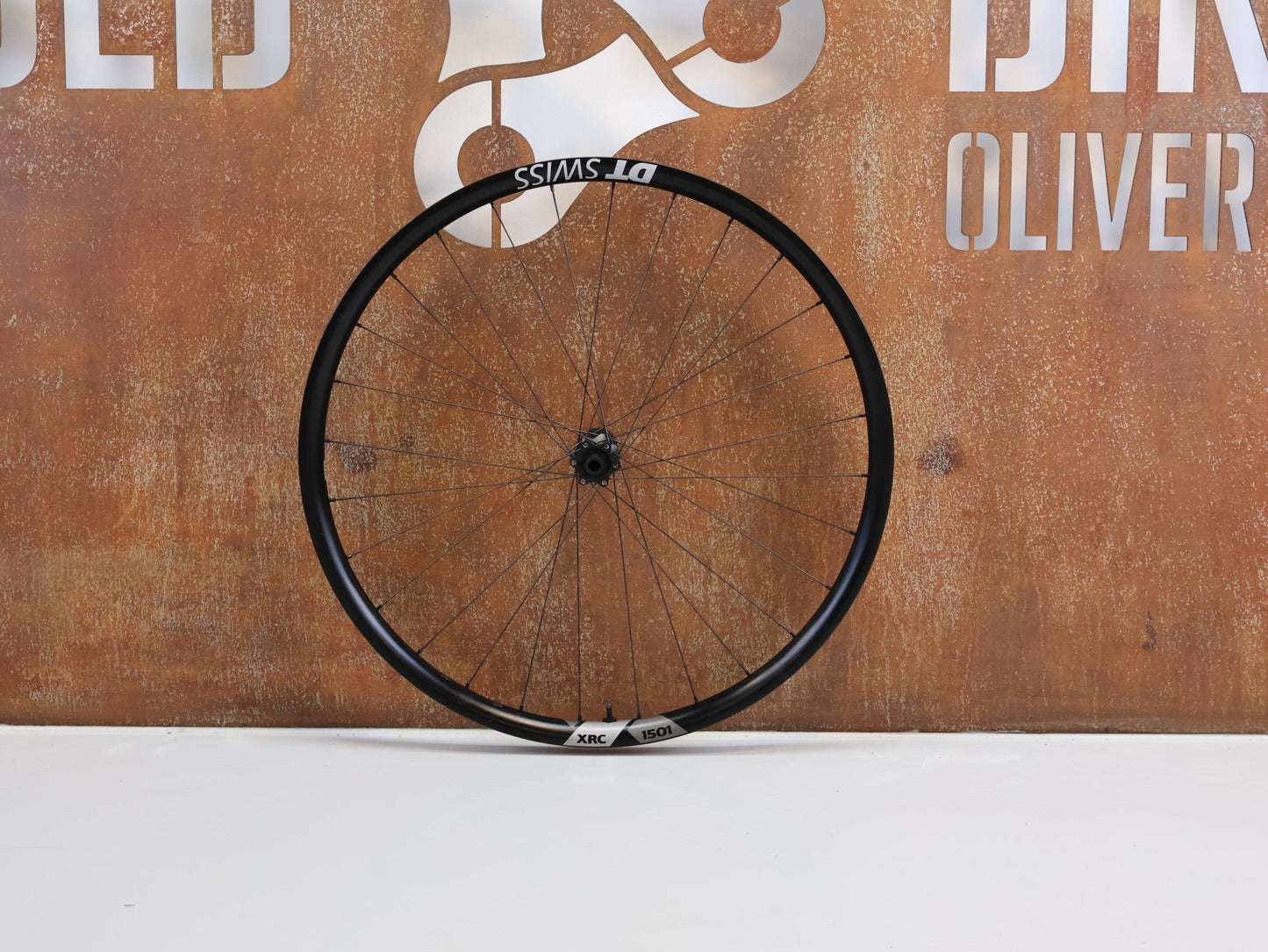 Laufrad/Laufradsatz von Dt Swiss, DT SWISS XRC 1501 SPLINE ONE / 29 ZOLL / CARBON / BOOST / SRAM XD / 1584G vor USEDBIKES - OB.DE Hintergrund
