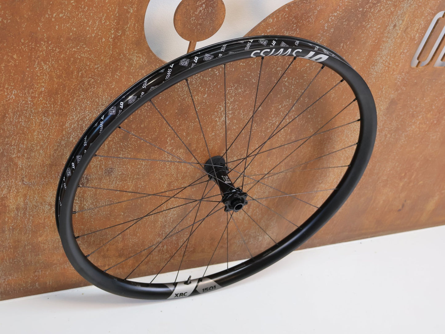 Laufrad/Laufradsatz von Dt Swiss, DT SWISS XRC 1501 SPLINE ONE / 29 ZOLL / CARBON / BOOST / SRAM XD / 1584G vor USEDBIKES - OB.DE Hintergrund