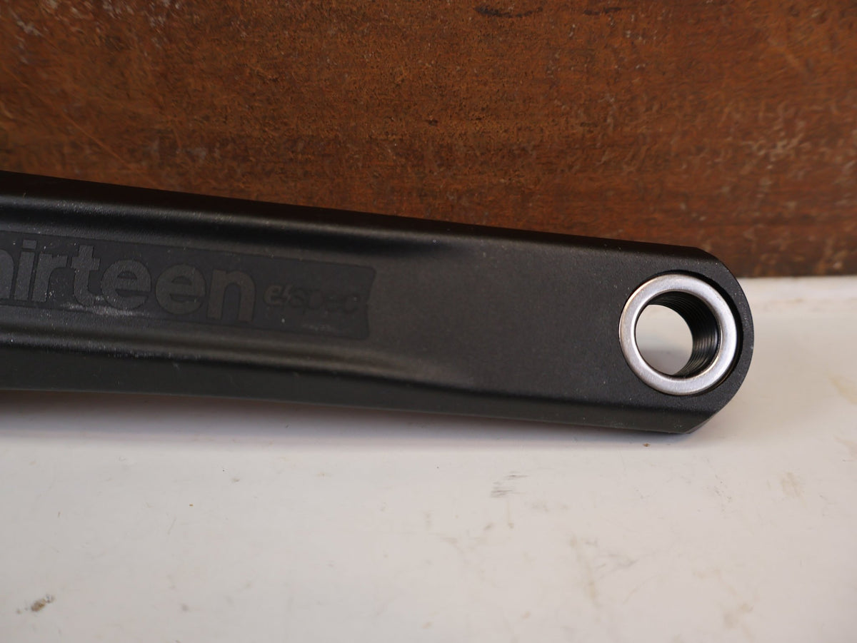 Kurbel von E*thirteen, E THIRTEEN E SPEC PLUS KURBELARME ISIS E BIKE 160 MM vor USEDBIKES-OB.DE Hintergrund