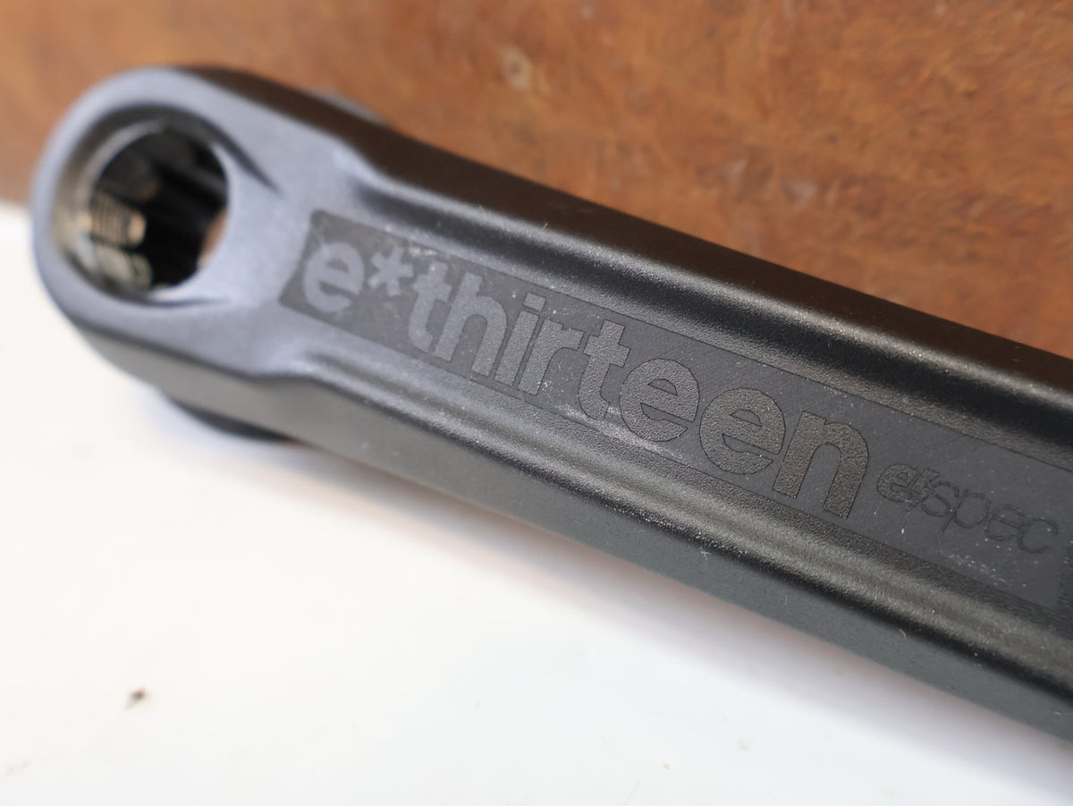 Kurbel von E*thirteen, E THIRTEEN E SPEC PLUS KURBELARME ISIS E BIKE 160 MM vor USEDBIKES-OB.DE Hintergrund