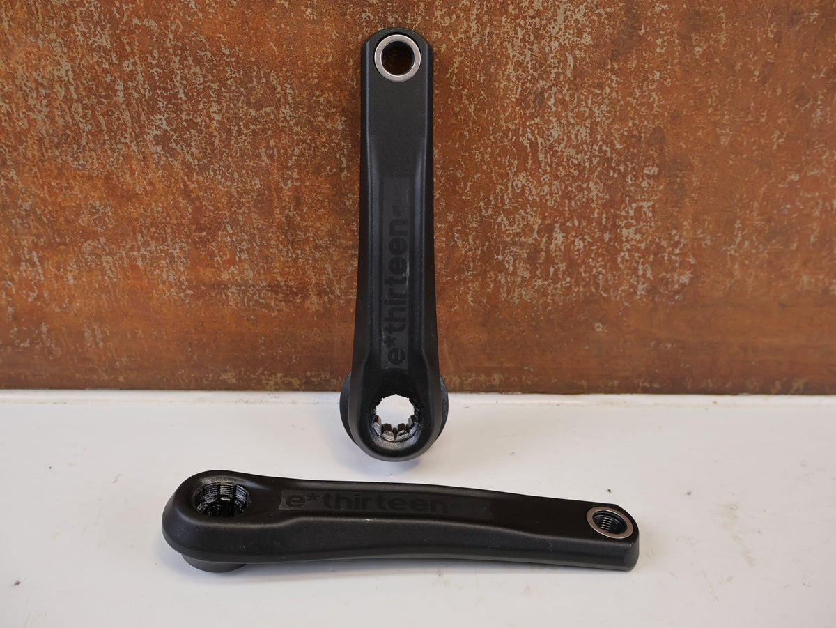 Kurbel von E*thirteen, E THIRTEEN E SPEC PLUS KURBELARME ISIS E BIKE 160 MM vor USEDBIKES-OB.DE Hintergrund